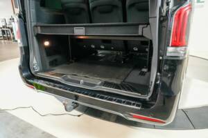 Image 12/35 of Mercedes-Benz V 300 d 4MATIC (2025)