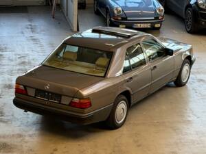 Image 1/36 of Mercedes-Benz 200 (1988)