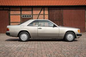 Afbeelding 11/63 van Mercedes-Benz 230 CE (1988)