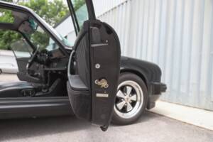 Image 88/108 de Porsche 911 Carrera 3.2 (1989)