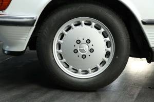 Image 29/30 of Mercedes-Benz 500 SL (1985)