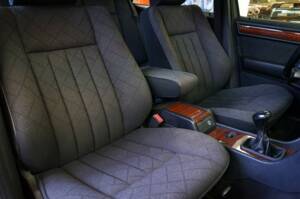 Image 14/33 of Mercedes-Benz E 300 Diesel (1994)