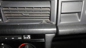 Image 62/137 of Mercedes-Benz 190 E 1.8 Avantgarde &quot;Rosso&quot; (1992)