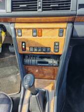 Bild 25/37 von Mercedes-Benz 200 E (1989)