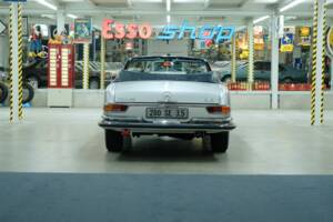 Image 9/50 of Mercedes-Benz 280 SE 3,5 (1970)