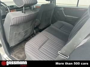 Image 13/15 of Mercedes-Benz 300 TD (1992)