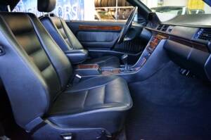Afbeelding 18/35 van Mercedes-Benz 300 CE-24 (1992)
