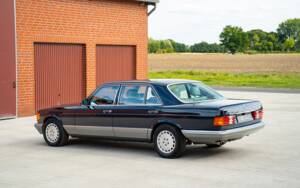 Image 3/72 de Mercedes-Benz 500 SEL (1984)