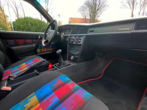 Image 17/27 of Mercedes-Benz 190 E 1.8 Avantgarde &quot;Rosso&quot; (1993)