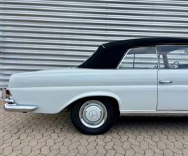 Image 32/33 of Mercedes-Benz 250 SE (1966)