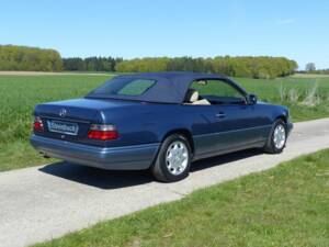 Mercedes-Benz E 220 Cabriolet (C 124) nachtblau 1994