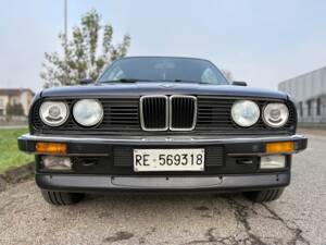 Image 21/27 de BMW 320i (1989)
