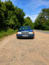Afbeelding 6/54 van Mercedes-Benz 200 E (1992)