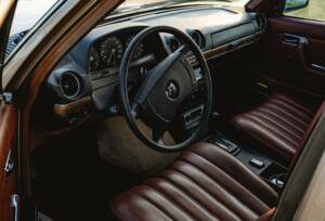 Image 2/8 of Mercedes-Benz 280 E (1976)