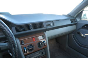 Image 53/92 de Mercedes-Benz 200 D (1989)