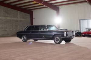Image 5/64 of Mercedes-Benz 230/6 LWB (1976)