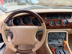 Image 10/34 of Jaguar XK8 4.0 (1997)