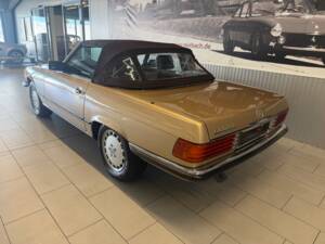Image 13/18 of Mercedes-Benz 560 SL (1986)