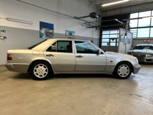 Afbeelding 10/62 van Mercedes-Benz E 500 (1995)