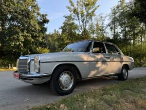 Imagen 9/28 de Mercedes-Benz 200 (1975)