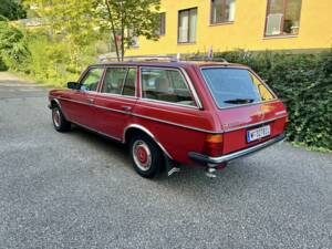 Image 7/8 of Mercedes-Benz 300 TD (1980)