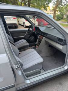 Image 13/32 of Mercedes-Benz 230 E (1987)