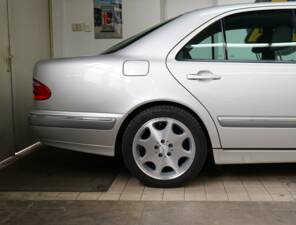 Immagine 36/39 di Mercedes-Benz E 200 Kompressor (2001)