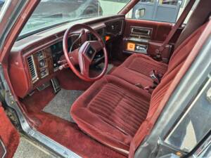 Image 5/8 of Cadillac Fleetwood Brougham (1992)