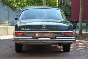 Image 9/17 of Mercedes-Benz 220 SE b (1964)