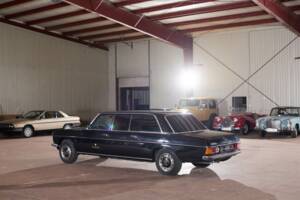 Image 12/64 of Mercedes-Benz 230/6 LWB (1976)