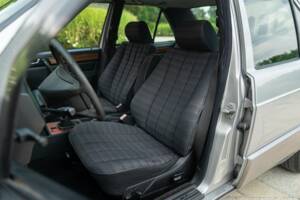Image 19/50 of Mercedes-Benz 190 E 1.8 (1991)
