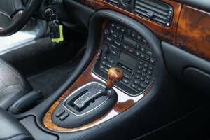 Image 40/50 de Jaguar XJ 8 Executive (1997)