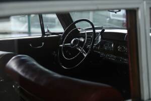Image 37/50 de Mercedes-Benz 300 c (1956)