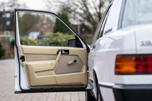 Imagen 20/42 de Mercedes-Benz 190 E (1984)