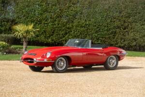 Image 13/50 de Jaguar E-Type (1967)