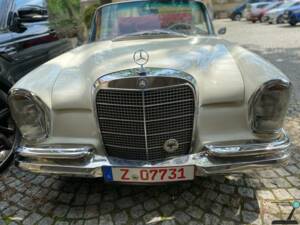 Image 44/77 of Mercedes-Benz 250 SE (1966)