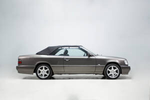Image 6/33 of Mercedes-Benz 300 CE-24 (1992)