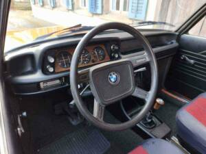 Bild 11/23 von BMW 1502 (1977)