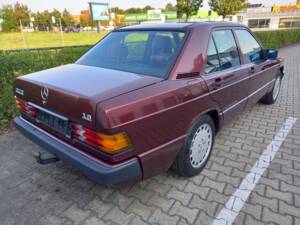 Image 20/137 of Mercedes-Benz 190 E 1.8 Avantgarde &quot;Rosso&quot; (1992)