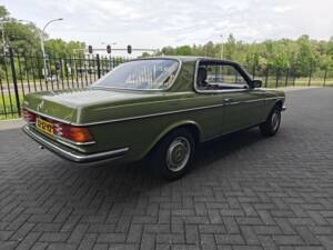 Immagine 12/50 di Mercedes-Benz 230 CE (1982)