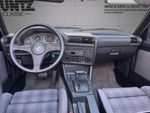Image 11/27 of BMW 320i (1990)