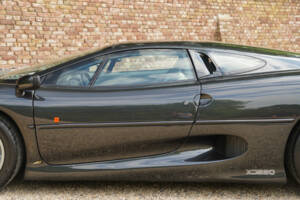 Image 21/50 of Jaguar XJ 220 (1993)