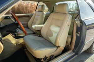 Afbeelding 23/50 van Mercedes-Benz 200 CE (1992)