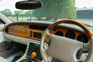 Image 30/50 of Jaguar XKR (2000)