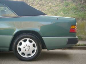 Bild 27/30 von Mercedes-Benz 300 CE-24 (1992)