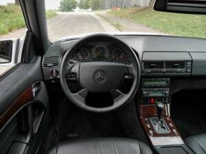 Image 14/50 of Mercedes-Benz SL 500 (1900)