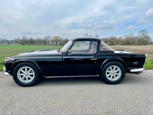 Image 4/25 of Triumph TR 250 (1968)