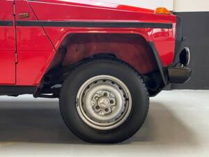 Image 9/50 de Mercedes-Benz 230 CE (1981)