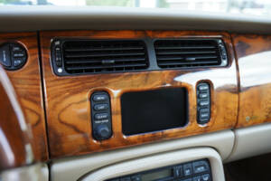 Image 34/50 of Jaguar XKR (2001)