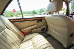 Image 32/44 of Jaguar XJ 12 (1990)